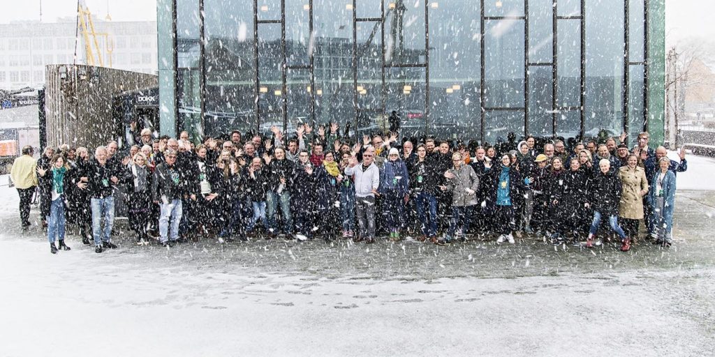 Svært utfordrende vær i Trondheim på søndagen, men landsmøtet trosser snøføyka og stiller til fotoseanse (foto: Arne Hauge/Norsk jazzforum)
