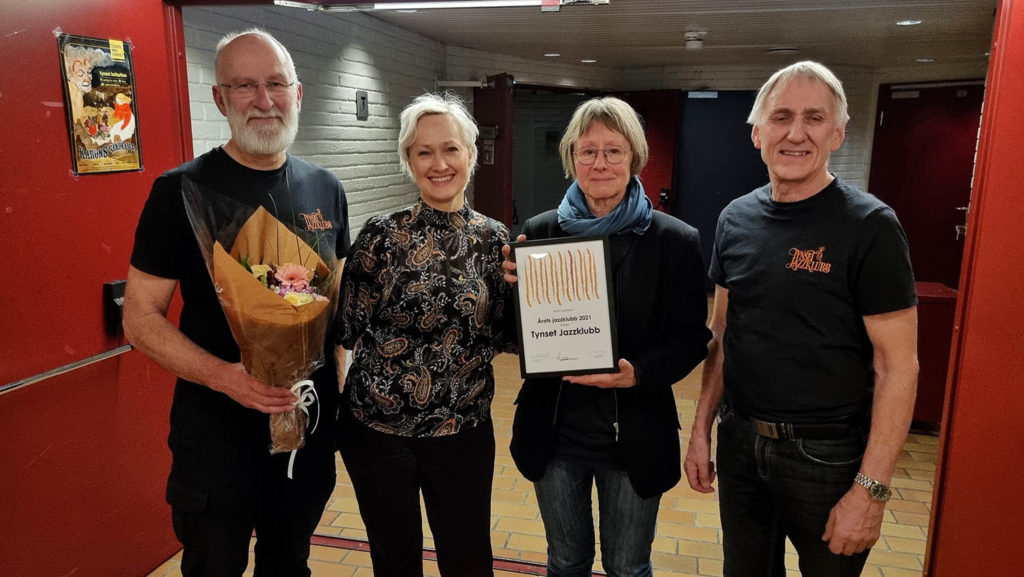 Live Maria Roggen (nr to fra venstre) fra styret i Norsk jazzforum sammen med Dagfinn Hokstad, Ann Synnøve Ulvund og Steinar Brekken fra Tynset Jazzklubb. Foto: Anne Skjøtskifte