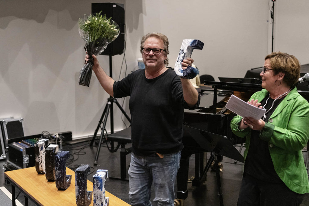 Erling Aksdal ble tildelt Norsk jazzforums aller første hederspris da Jazzprisen ble lansert i dag.  Statuettene er formet som en «J» og er laget av komprimert og resirkulert plast. Foto: Arne Hauge